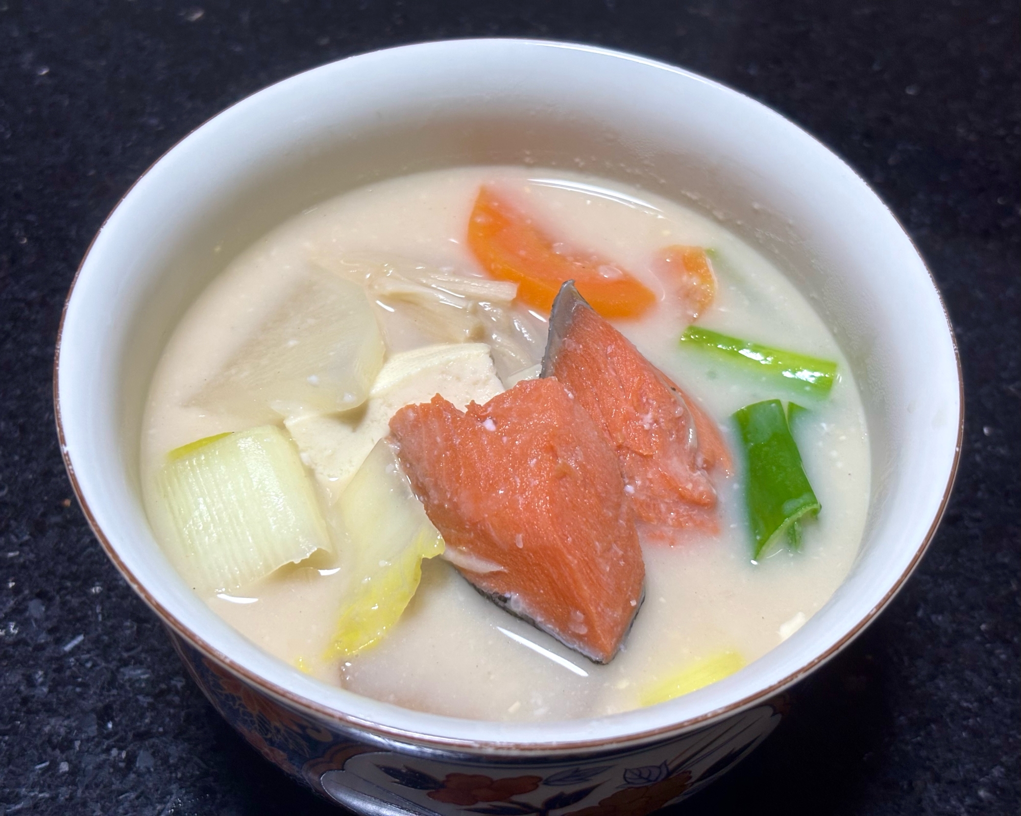 具沢山な汁物、塩鮭の粕汁♡