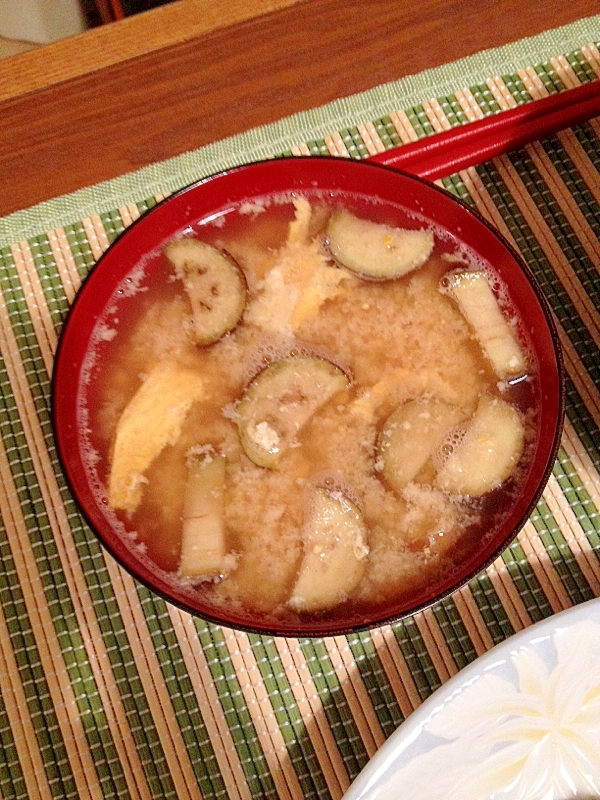 ナスと卵の味噌汁
