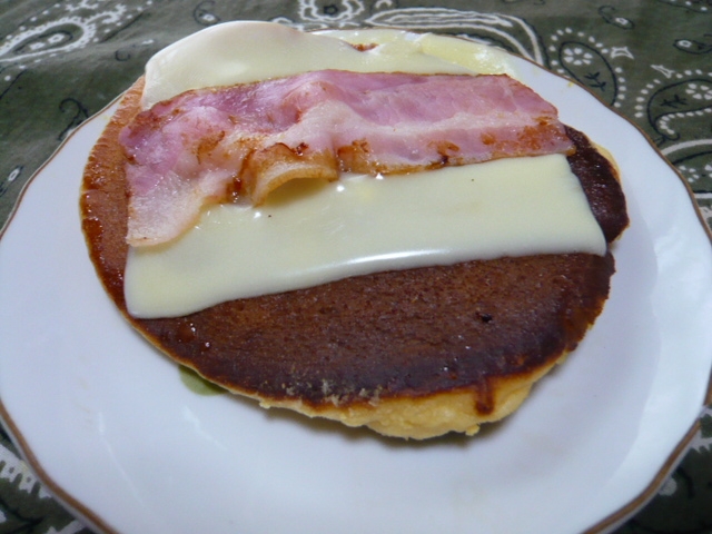 大豆粉パンケーキ、ベーコンチーズ！