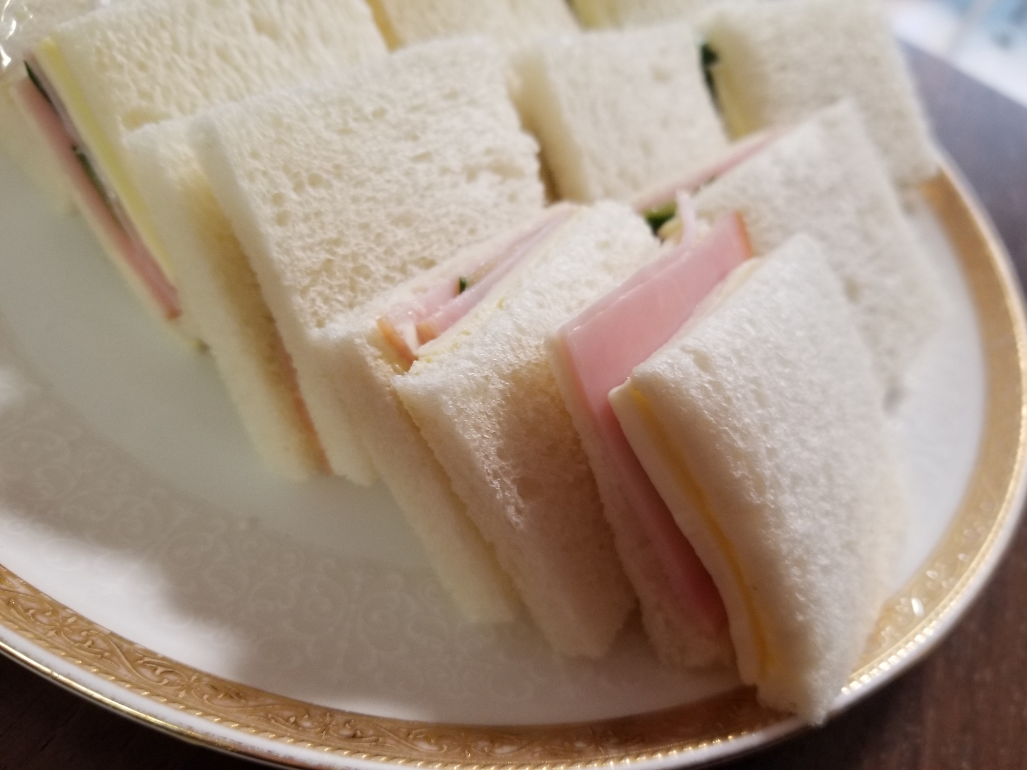 ハムとチーズときゅうりのサンドイッチ