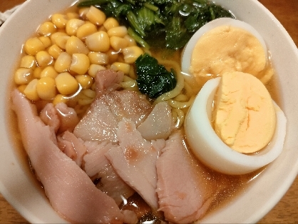 焼豚と茹で卵とほうれん草とコーン入り味噌ラーメン