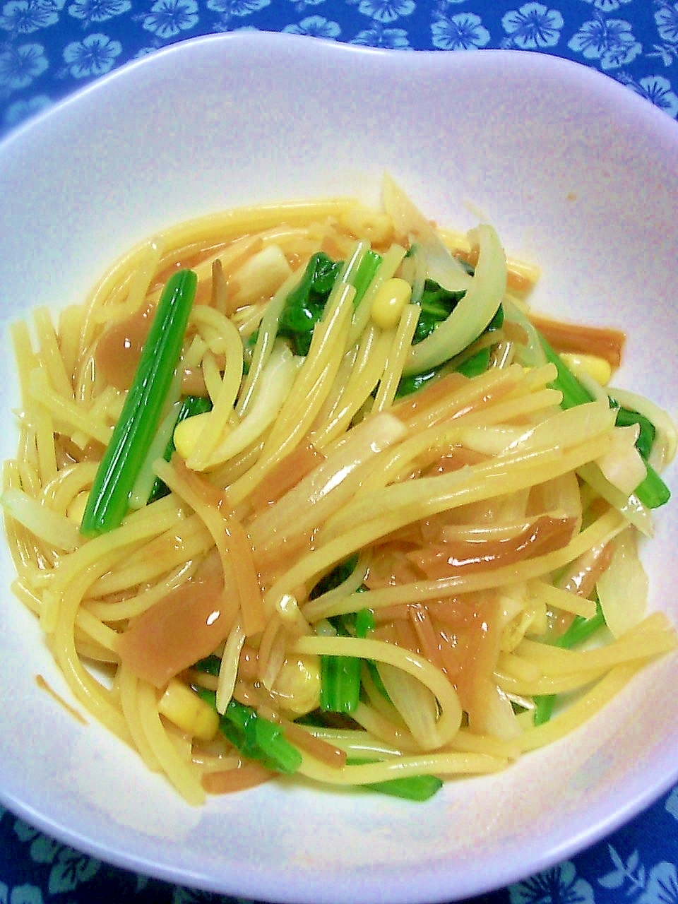 ほうれん草、玉ねぎ、コーン、なめ茸のパスタ