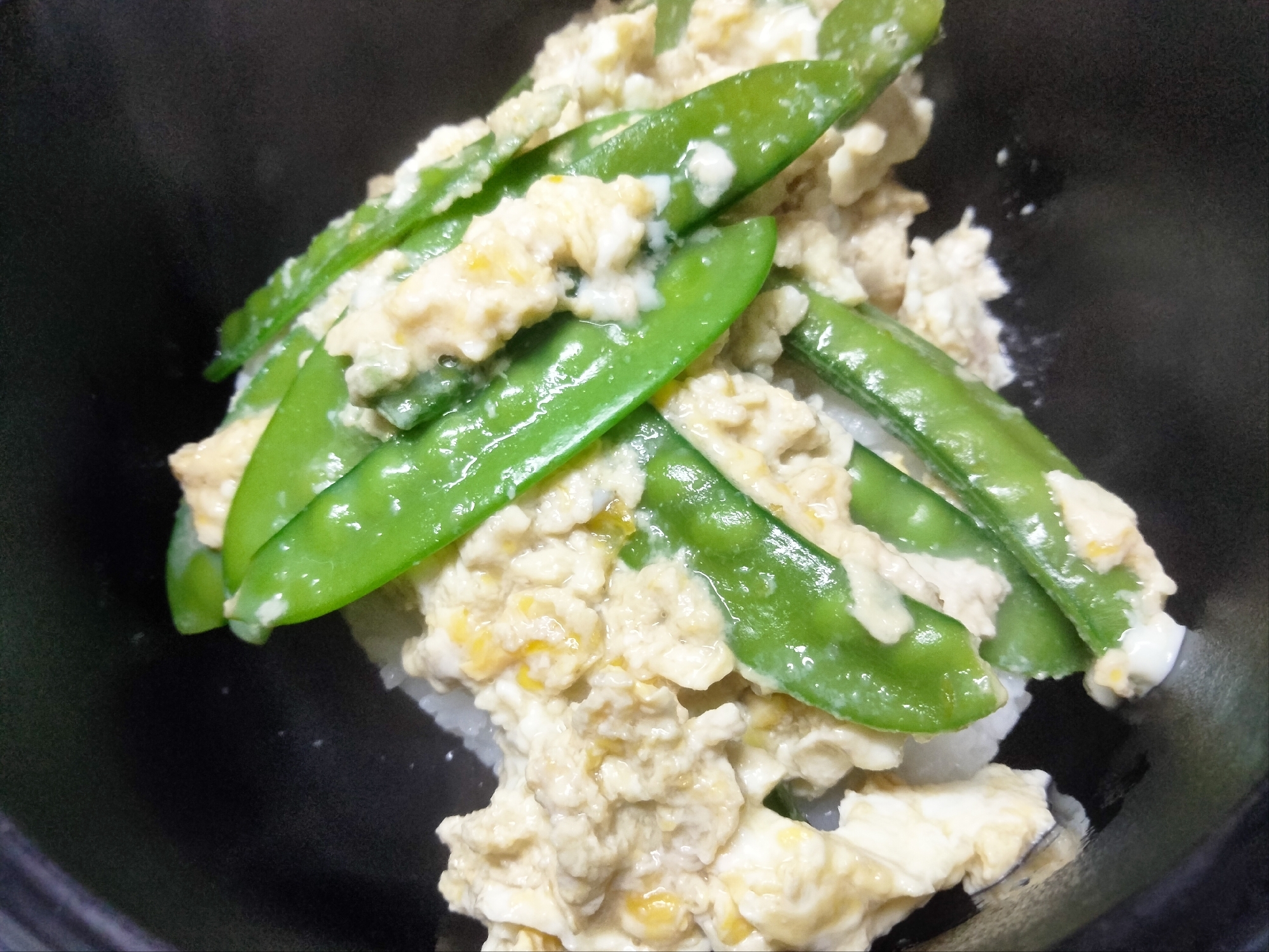 絹さや卵とじ丼
