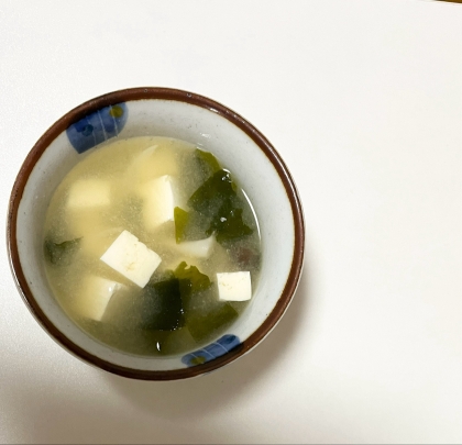 昆布だしの絹ごし豆腐とわかめのお味噌汁˖✧˖°