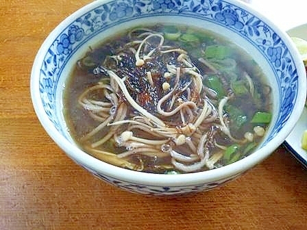 もずくと　えのきの　蕎麦