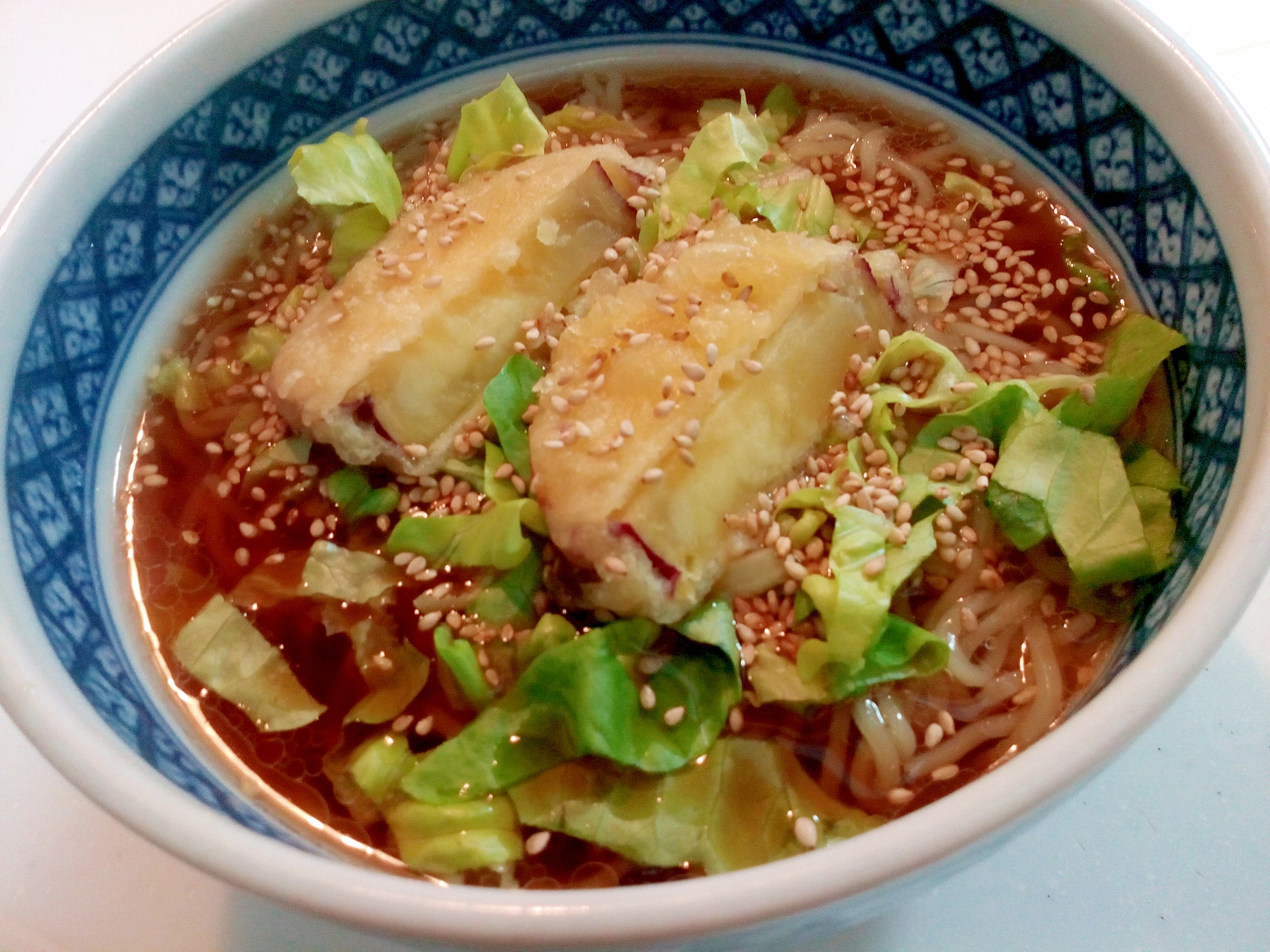 サラダ菜と芋天と白ごまの醤油ラーメン