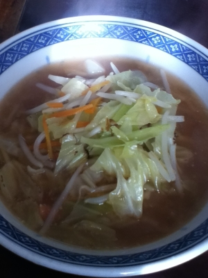 ごま油で炒めた、こんもり野菜の醤油ラーメン