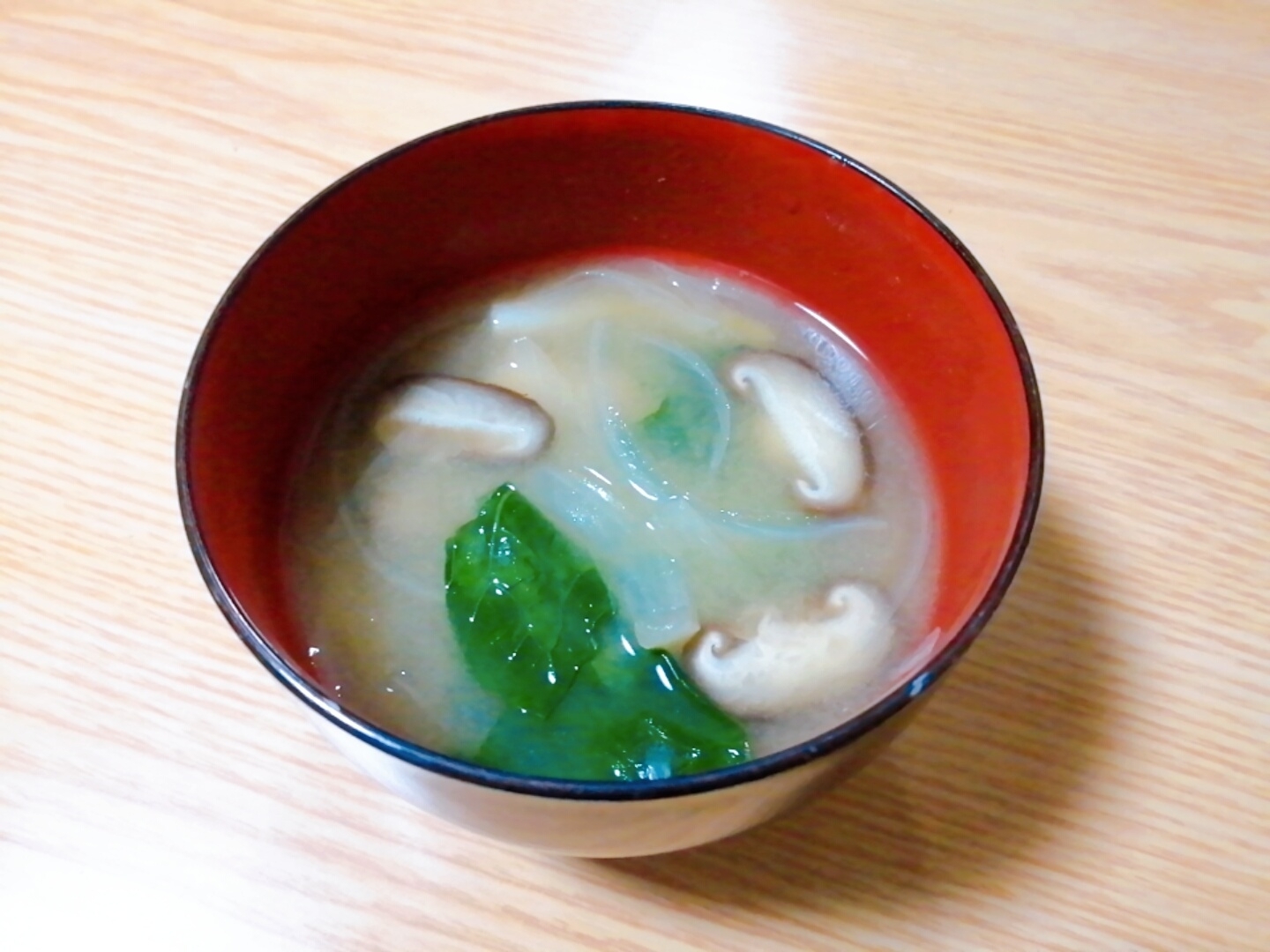 玉ねぎと椎茸と小松菜の味噌汁