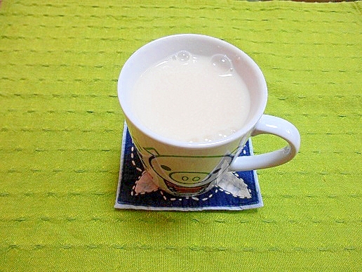 カップに入った生姜はちみつ甘酒