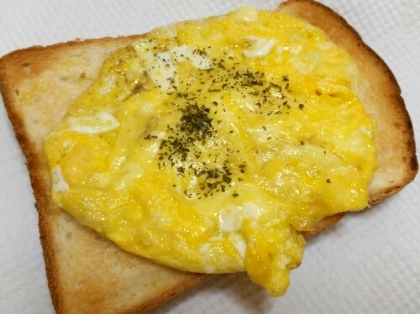 １人ランチに卵のトーストが食べたくて作りました♪チーズがとろりとして美味しかったで～す^^