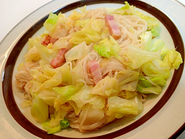 薄口醤油で　ベーコンとキャベツの焼き素麺♬