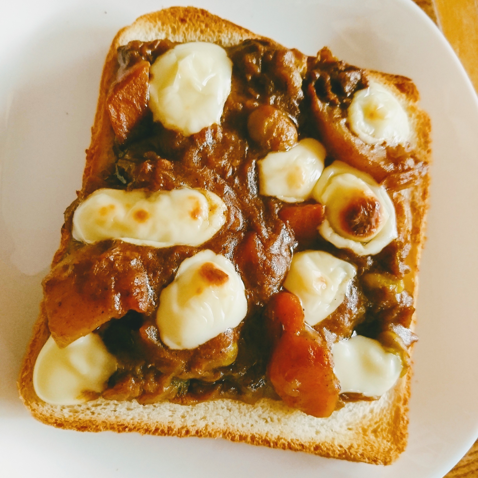 残りのカレーで焼きカレーパンonチーズ