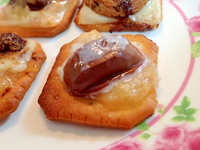 白桃ジャムと一口チョコの焼きクラッカー