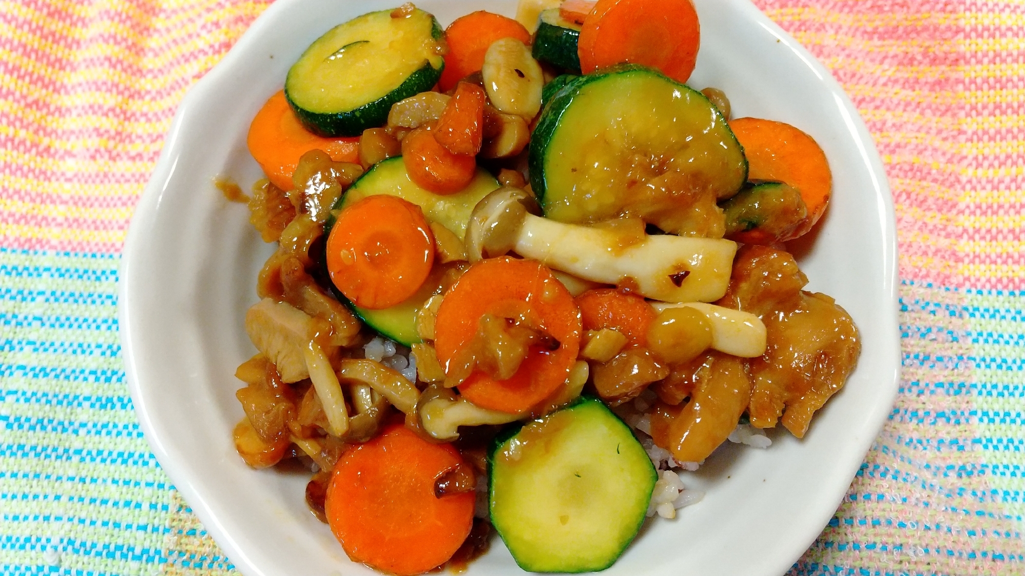 にんじんとズッキーニで照り焼きチキン切り落とし丼 レシピ 作り方 By みくるり母ちゃん 楽天レシピ