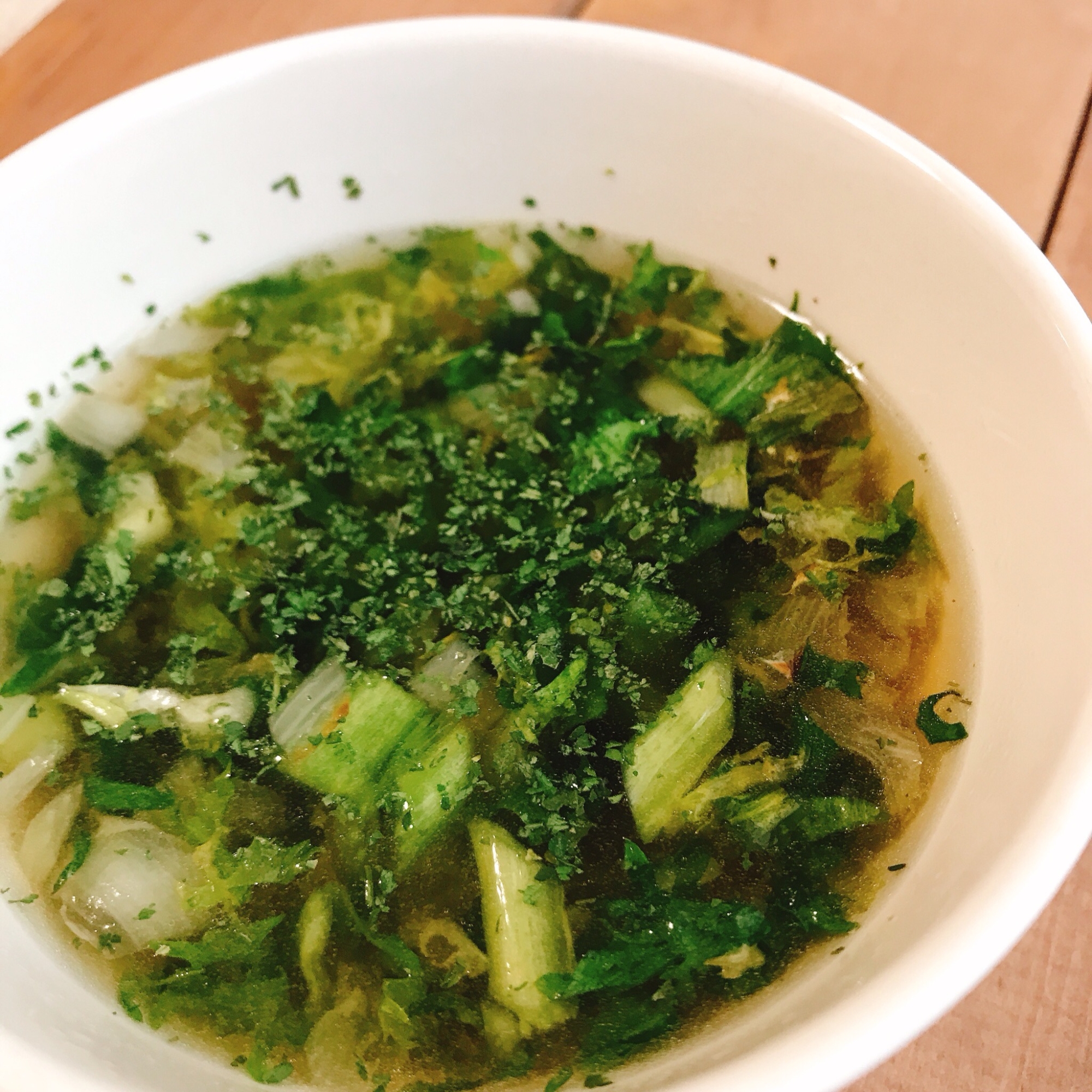白い器に盛り付けたエンダイブのグリーンスープ