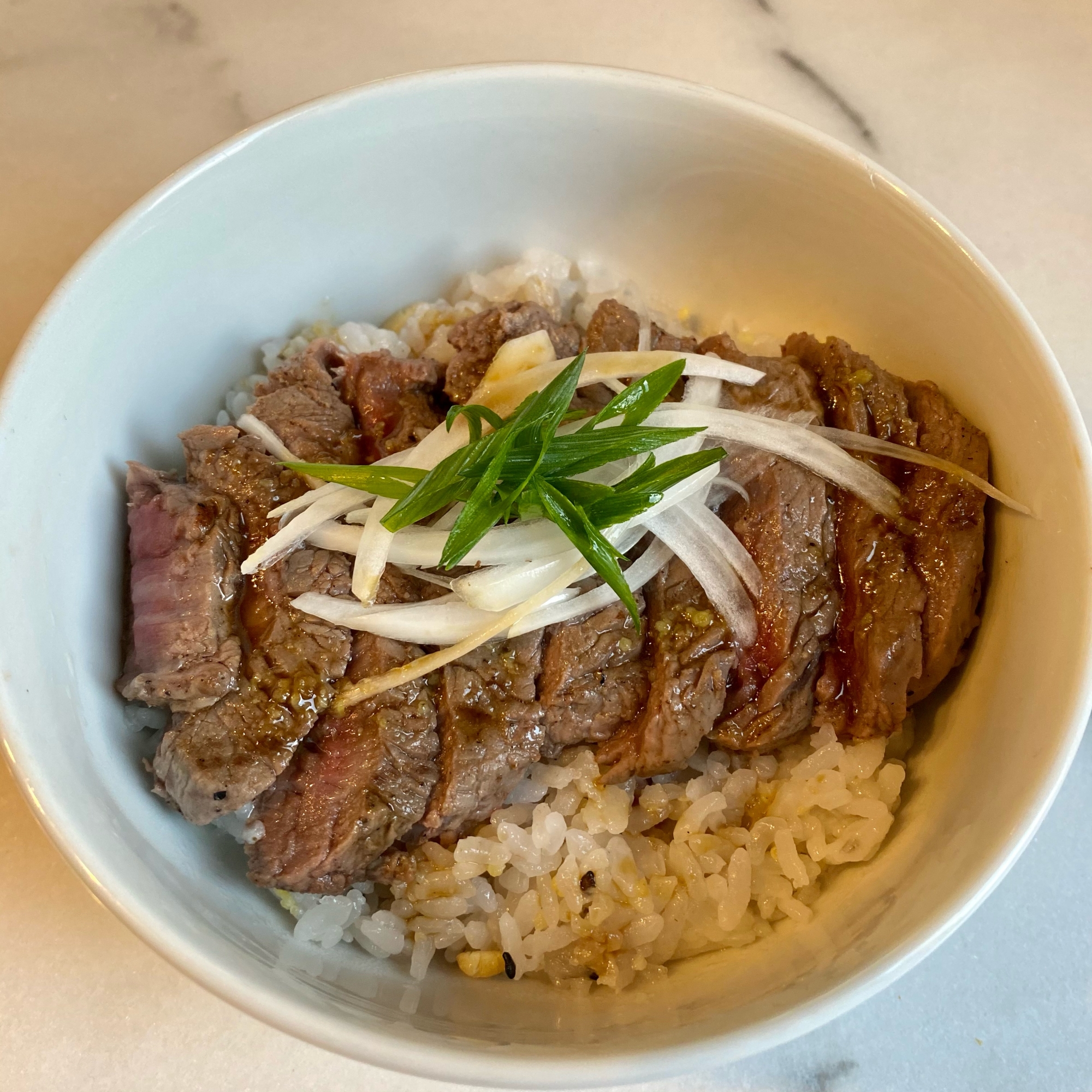 主夫がつくるステーキ丼　ワサビ醤油で