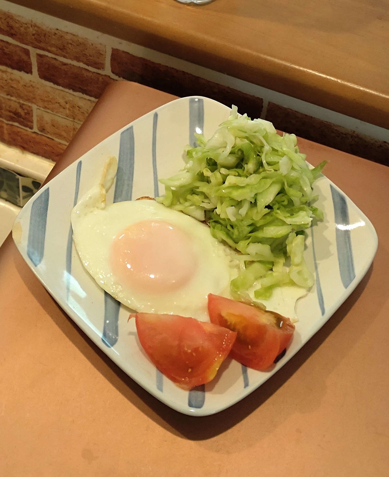 塩もみキャベツと目玉焼きプレート