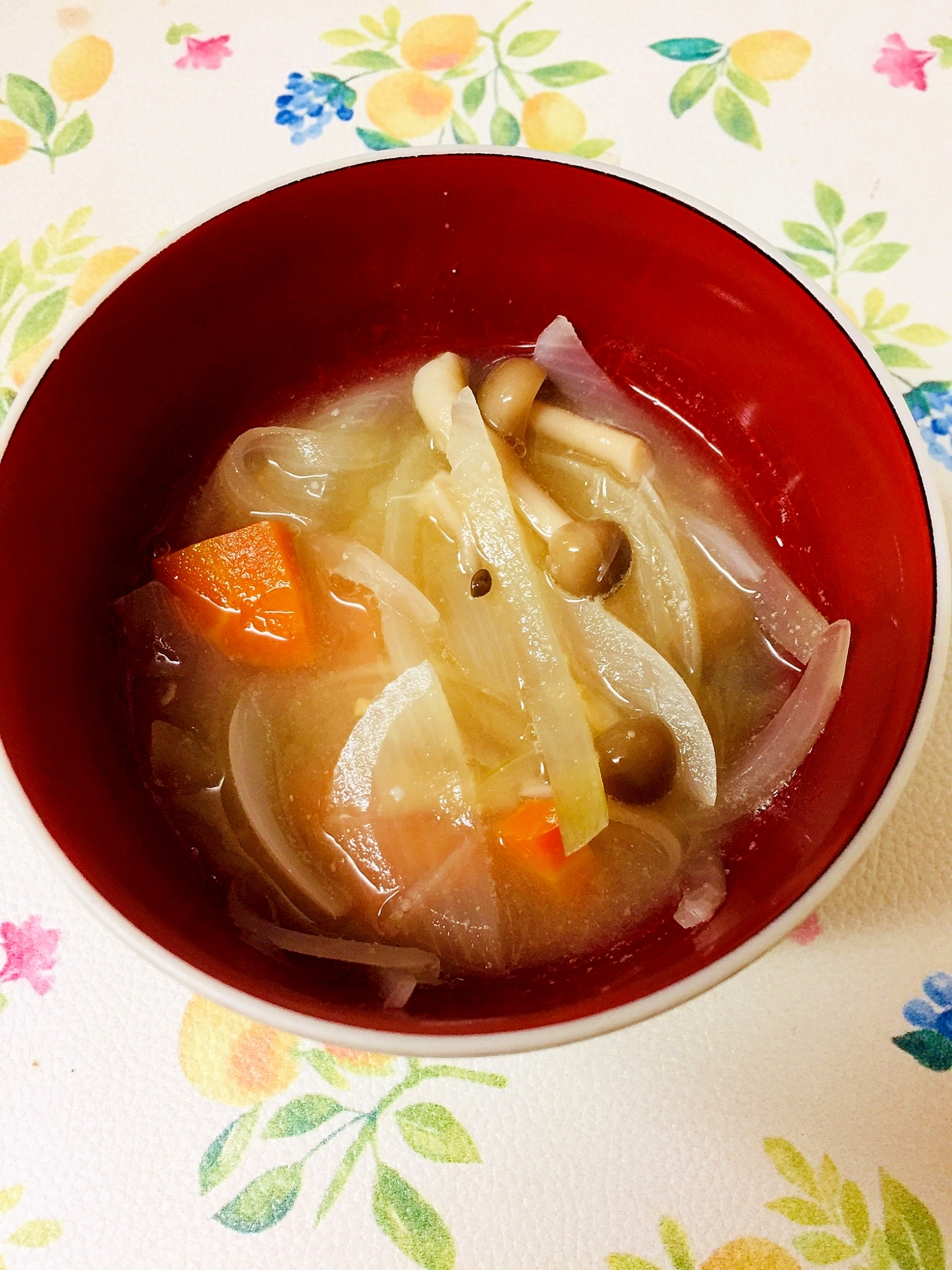 しめじと人参と玉ねぎのお味噌汁
