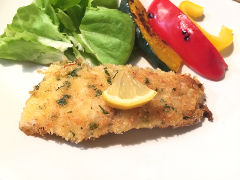 皿に盛り付けた、シイラの香草焼きと付け合わせの野菜