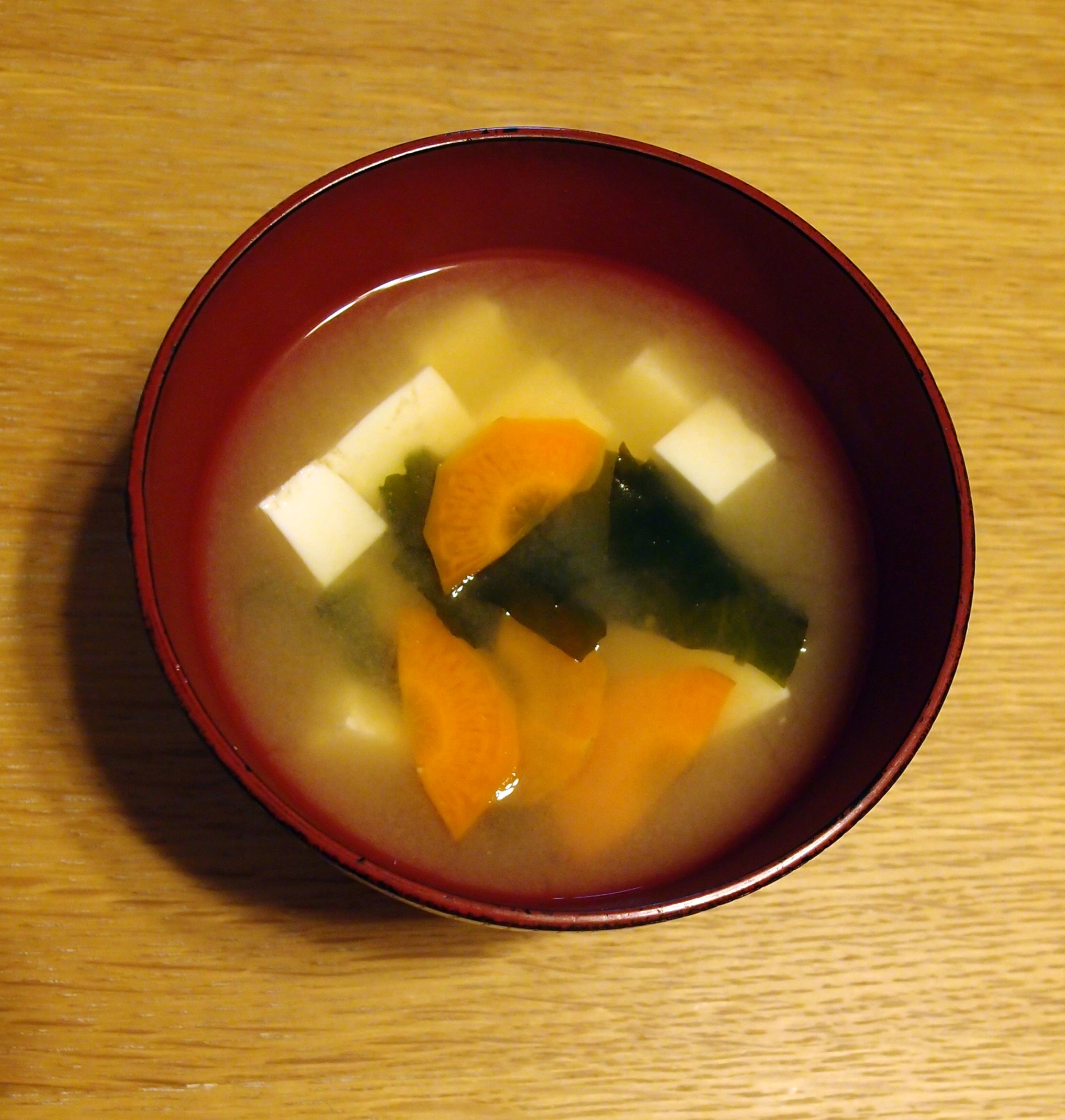 人参と豆腐とわかめのお味噌汁