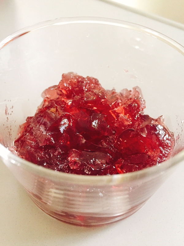 ガラス容器に入ったクラッシュぶどうゼリー