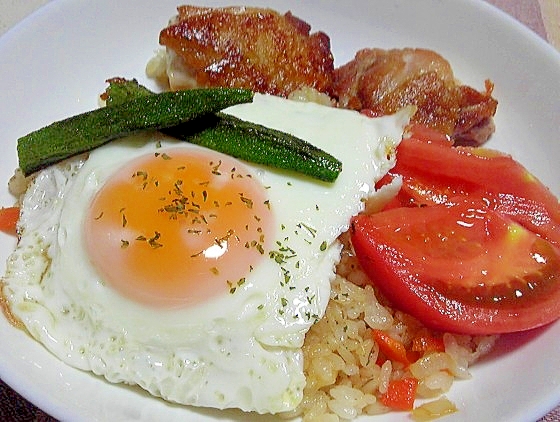 鶏ももソテーと目玉焼き添え炒飯