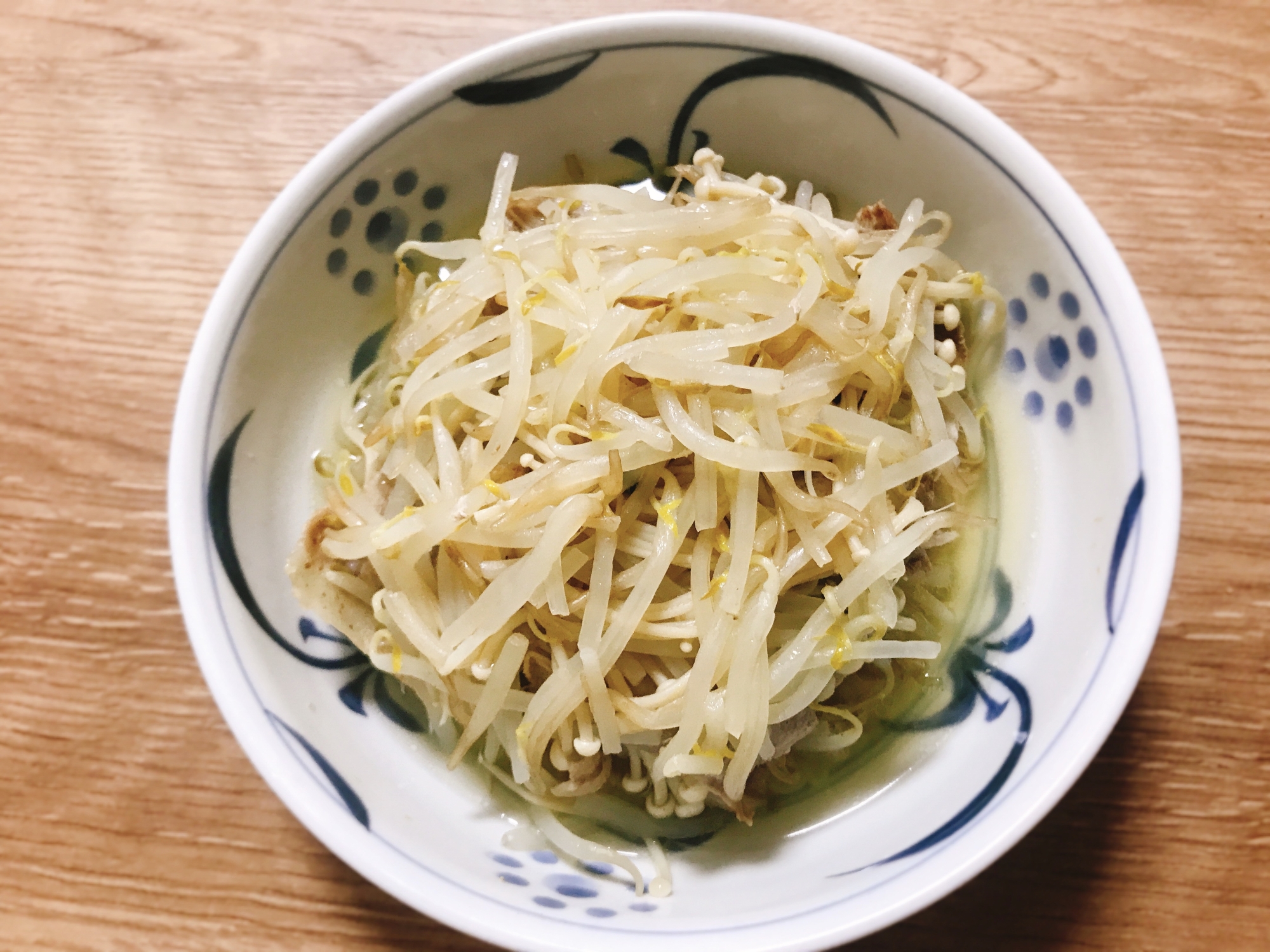 【夫婦のおつまみ】もやしと豚肉とえのきの蒸し焼き