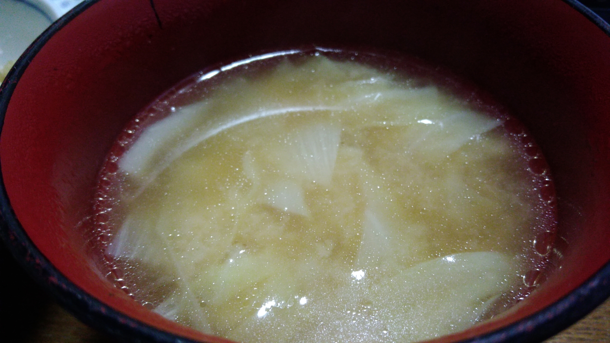 鶏がらスープでキャベツと玉葱の生姜味噌汁