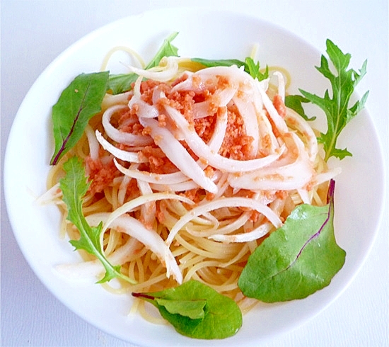 新たまねぎと鮭フレークのパスタ