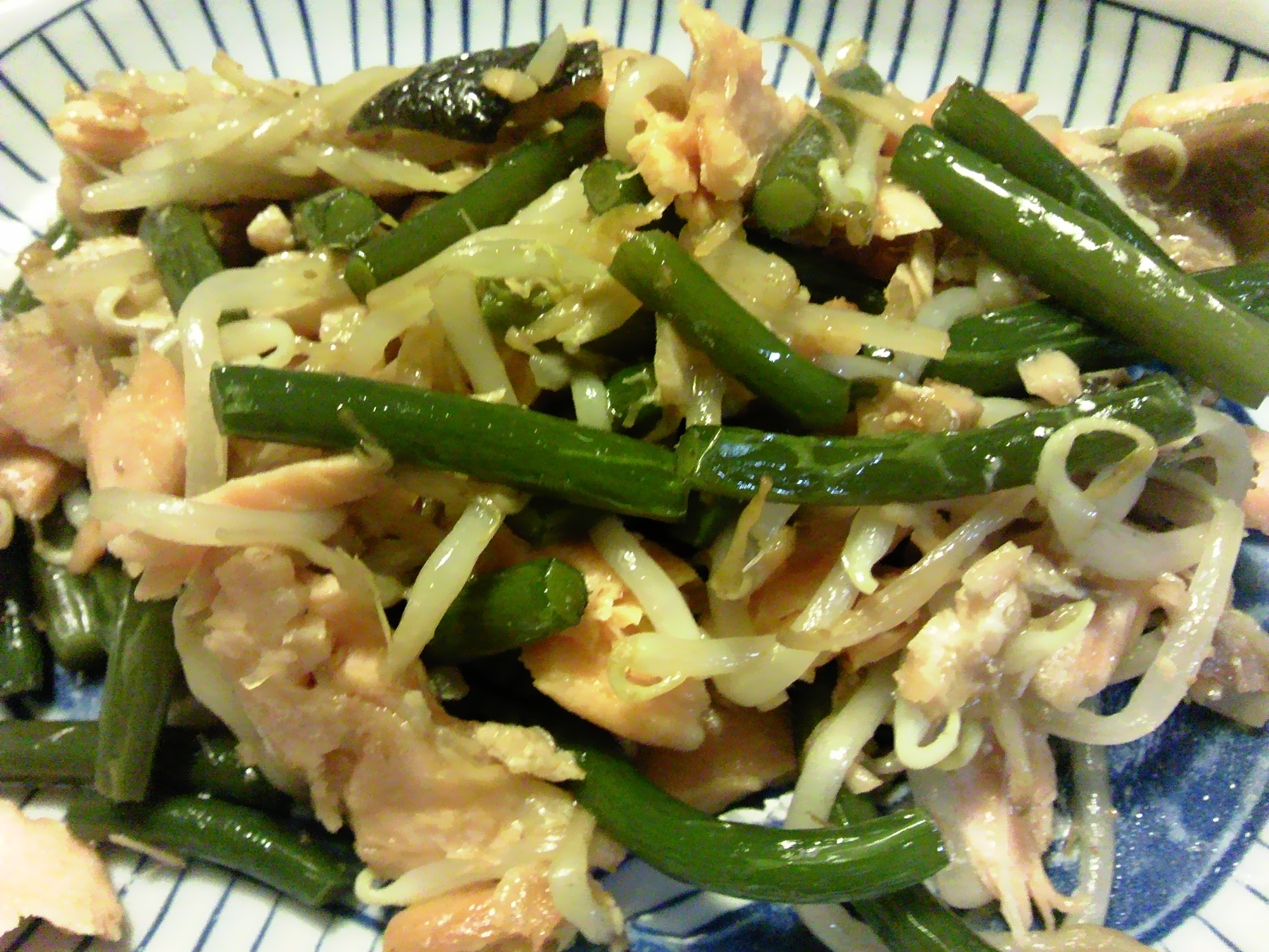 鮭ともやしとにんにく肉の芽の胡麻めんつゆ炒め