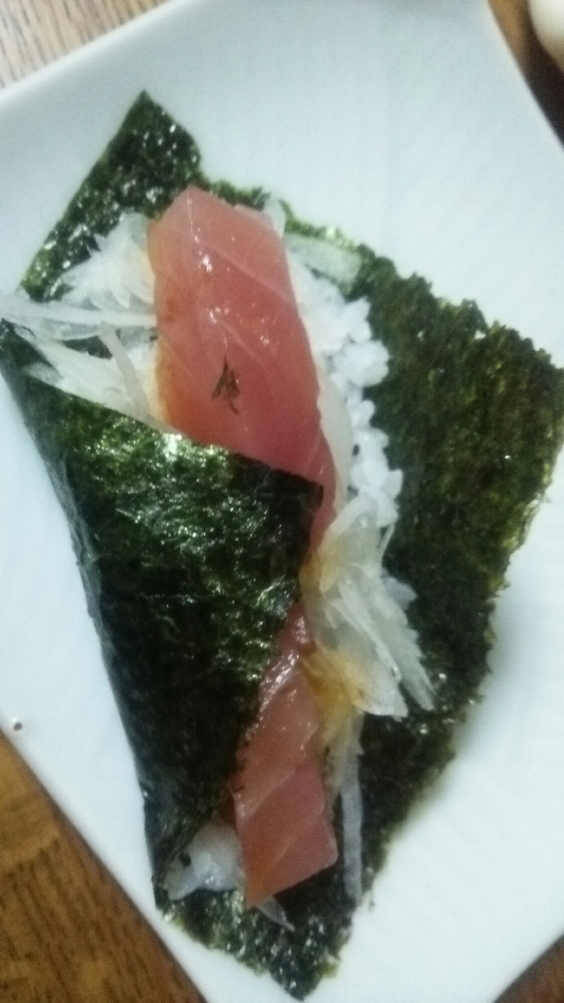 玉ねぎとマグロの手巻き