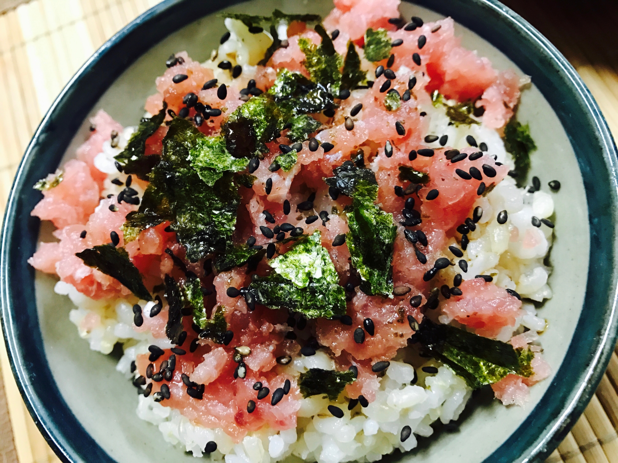 マグロたたきのせ海苔ゴマちらし丼