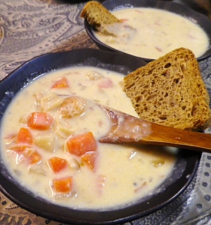 黒い器に注いだ豆乳のクラムチャウダー