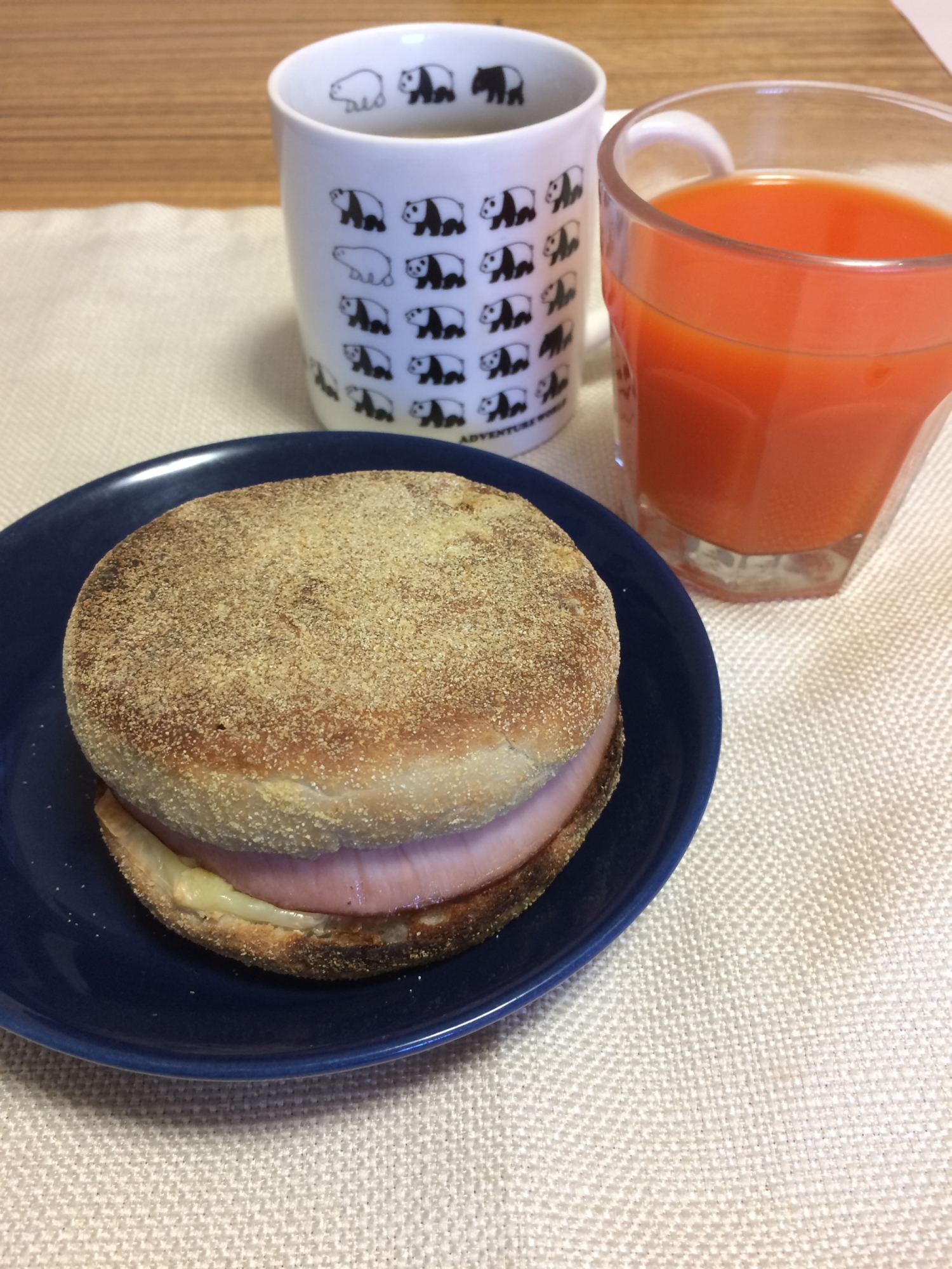 私の昼ごはん マフィンのハムチーズサンド