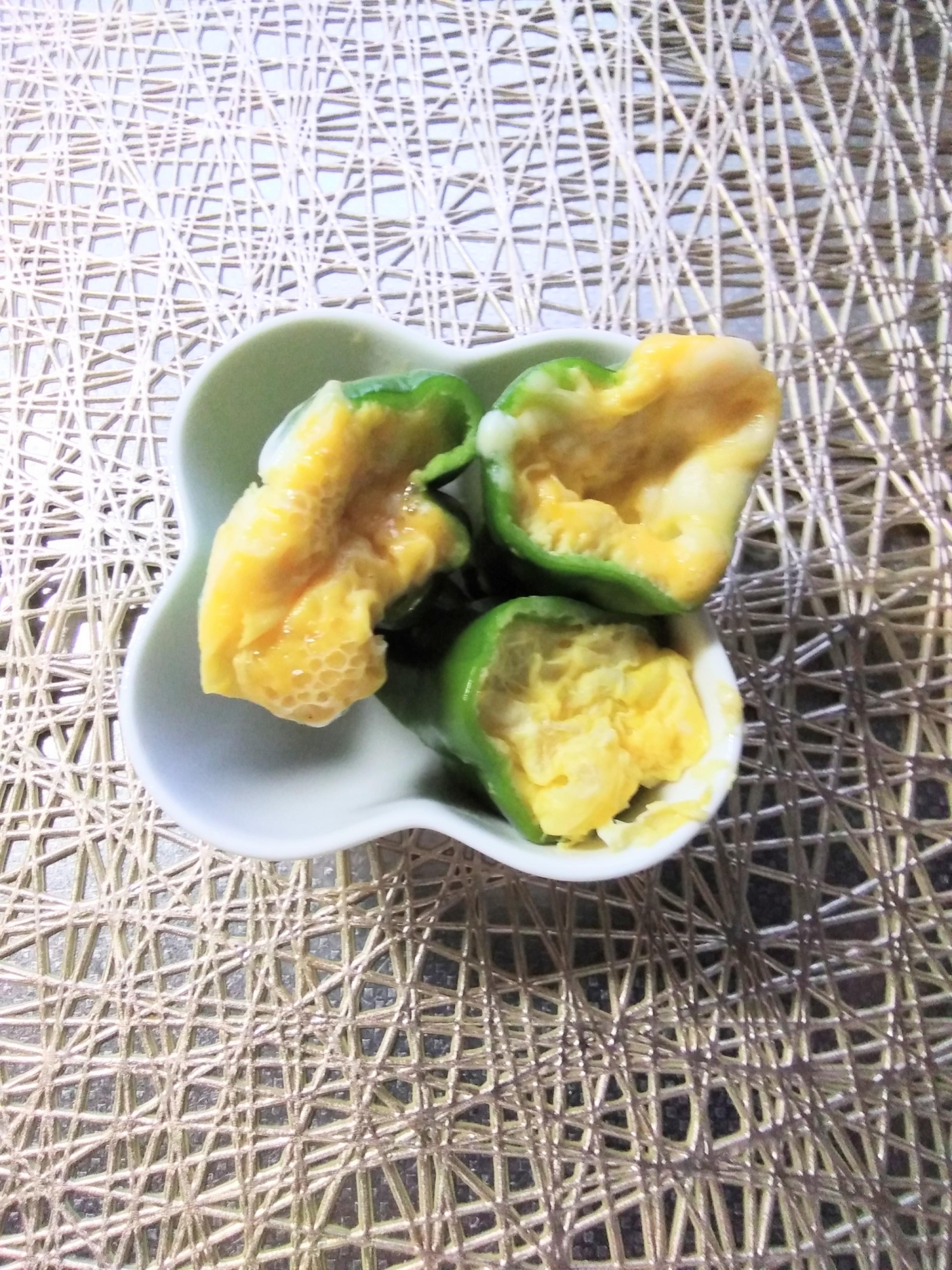 ピーマンカップの卵焼き