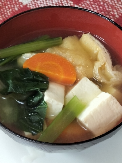人参と小松菜と豆腐の味噌汁