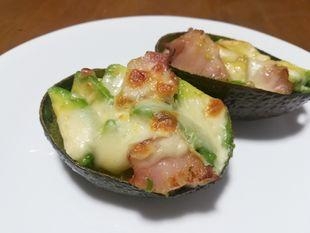 アボカドとベーコンのチーズ焼き