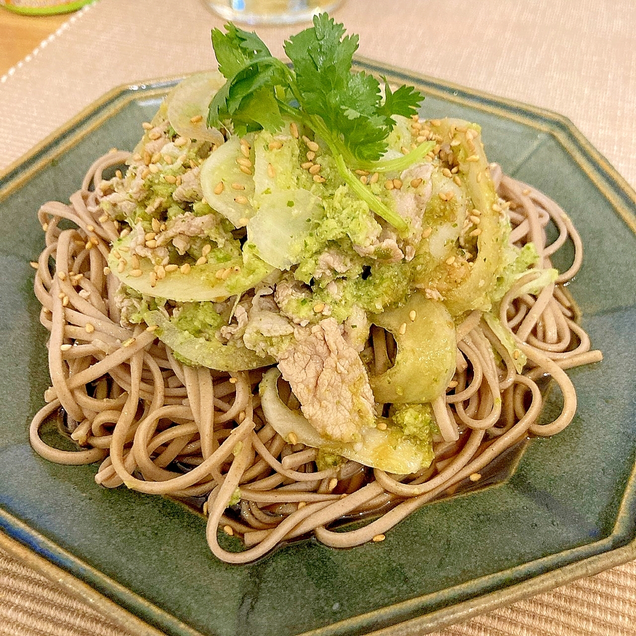 パクチニストに♡豚と新玉ねぎのパクチー蕎麦