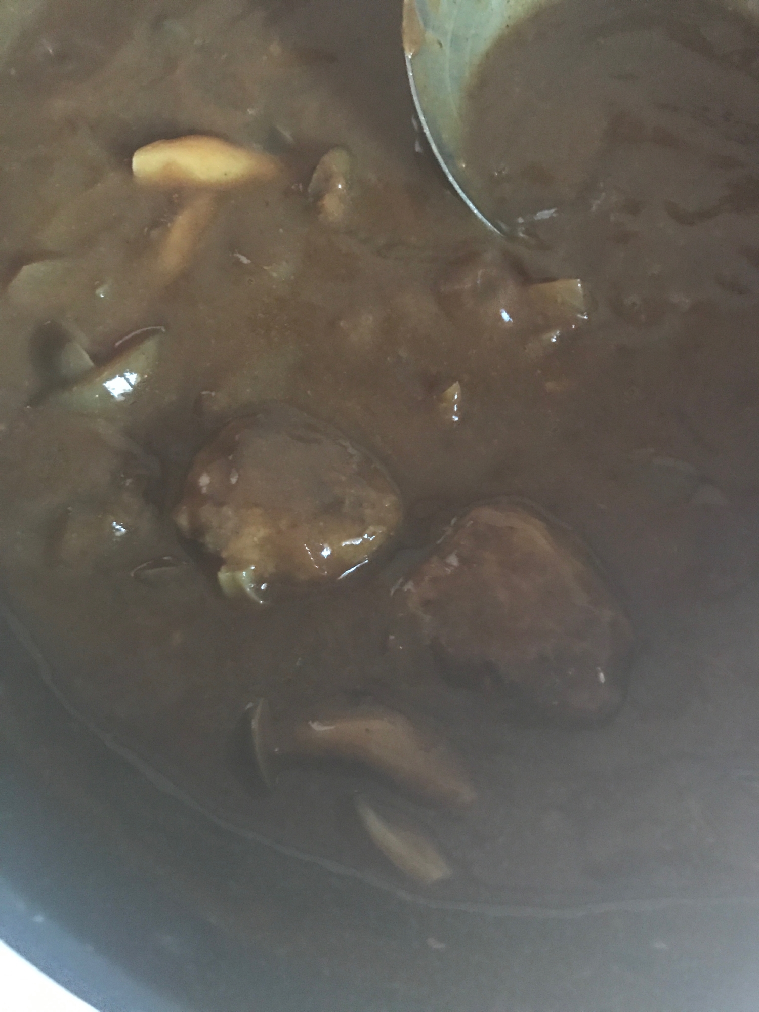 紫玉ねぎとしめじとミートボールのカレー