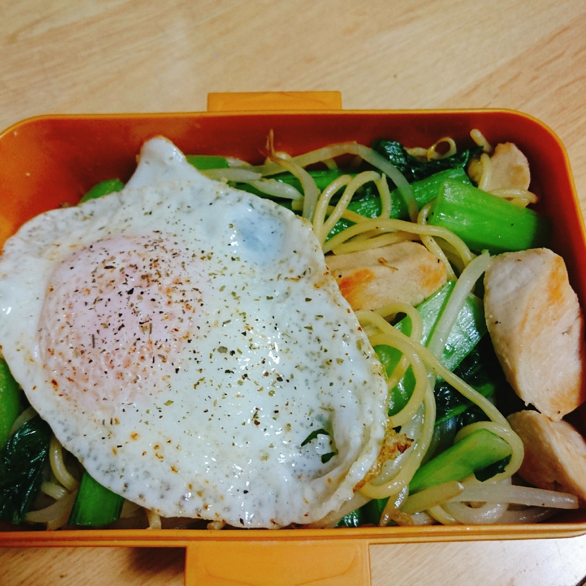 小松菜 鶏胸 モヤシの目玉焼き乗せ焼きそば弁当