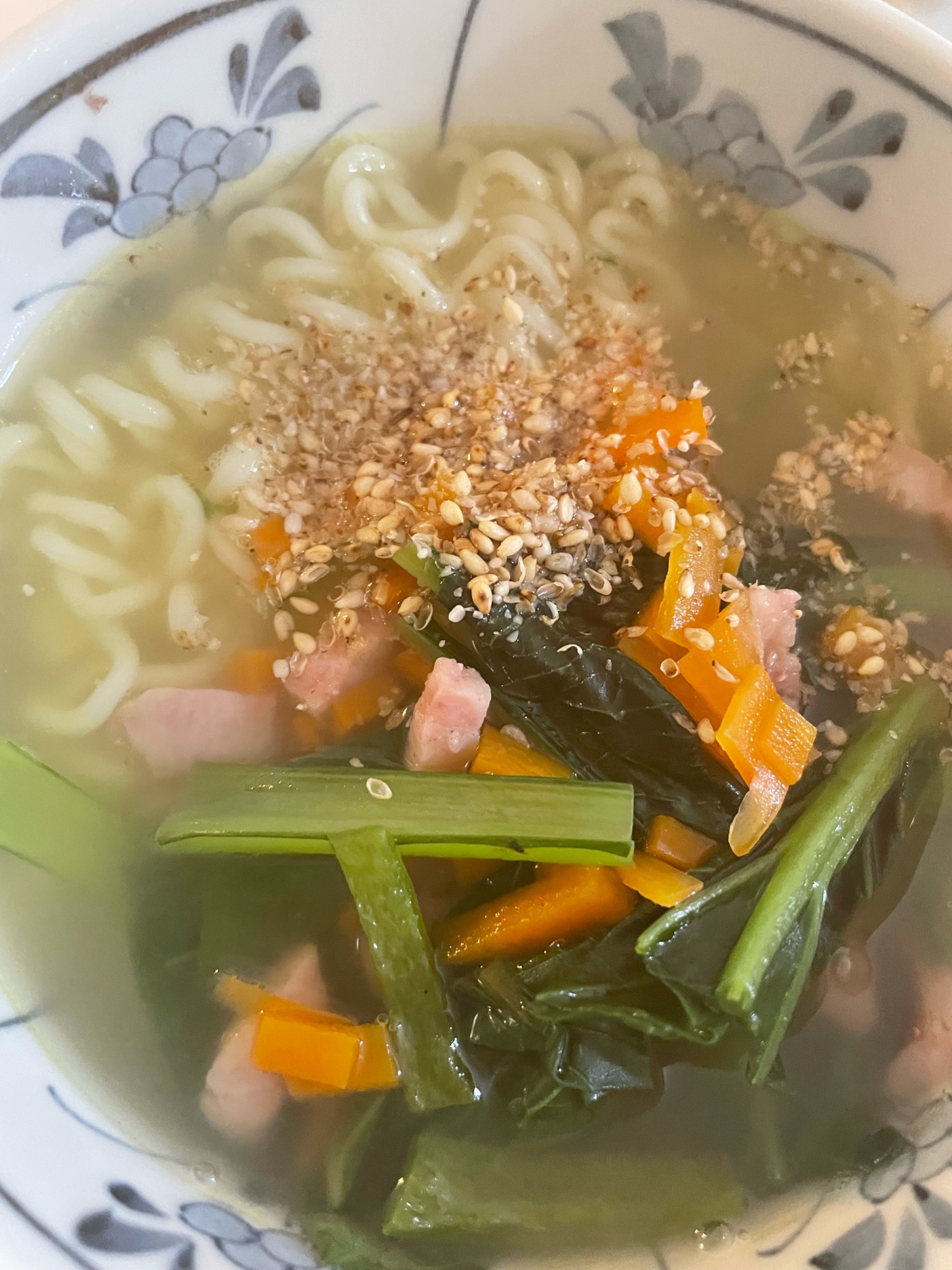 野菜と薄切りベーコンの塩ラーメン