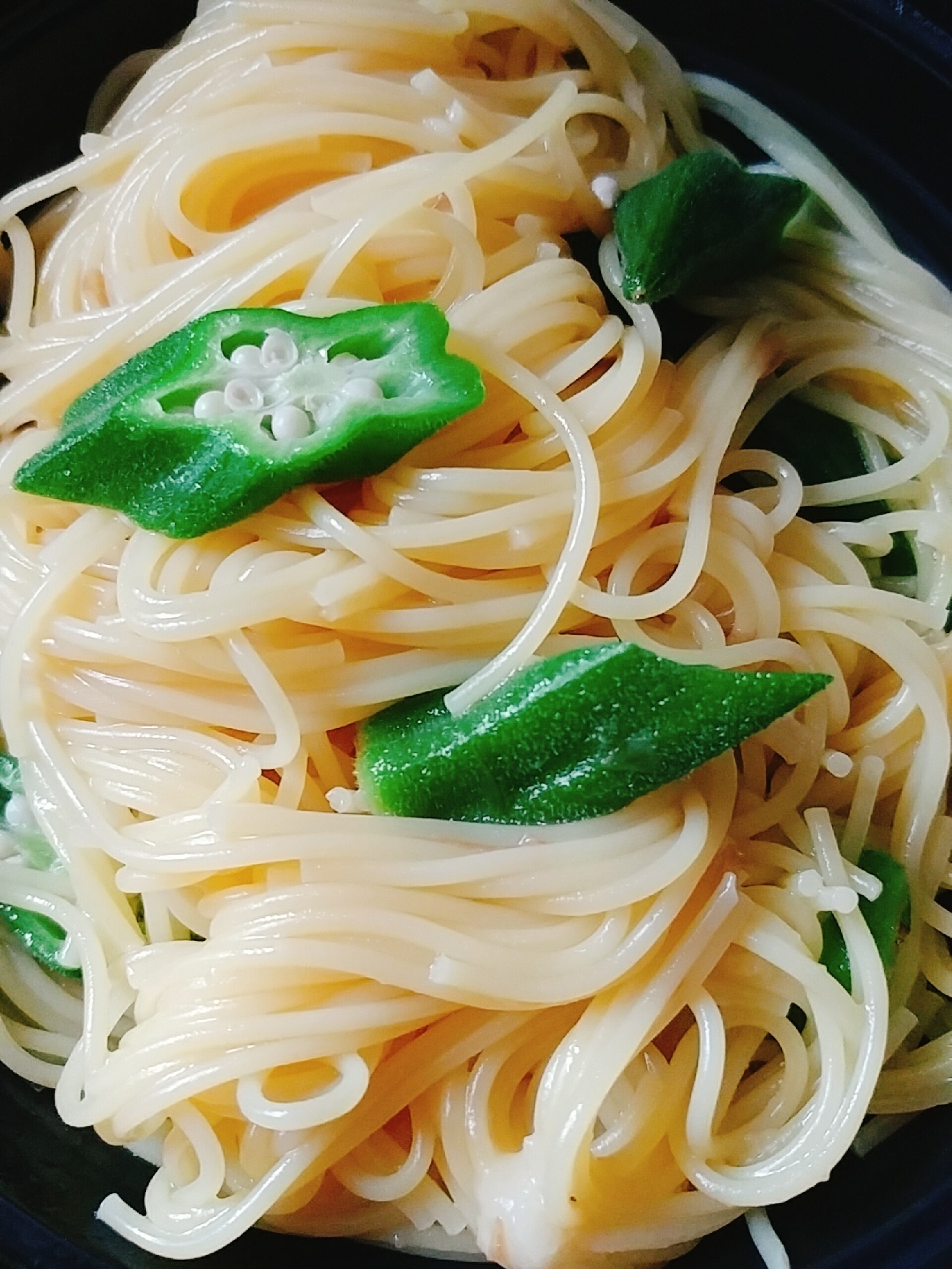 レンジで簡単☆オクラとにんにくの白だしパスタ