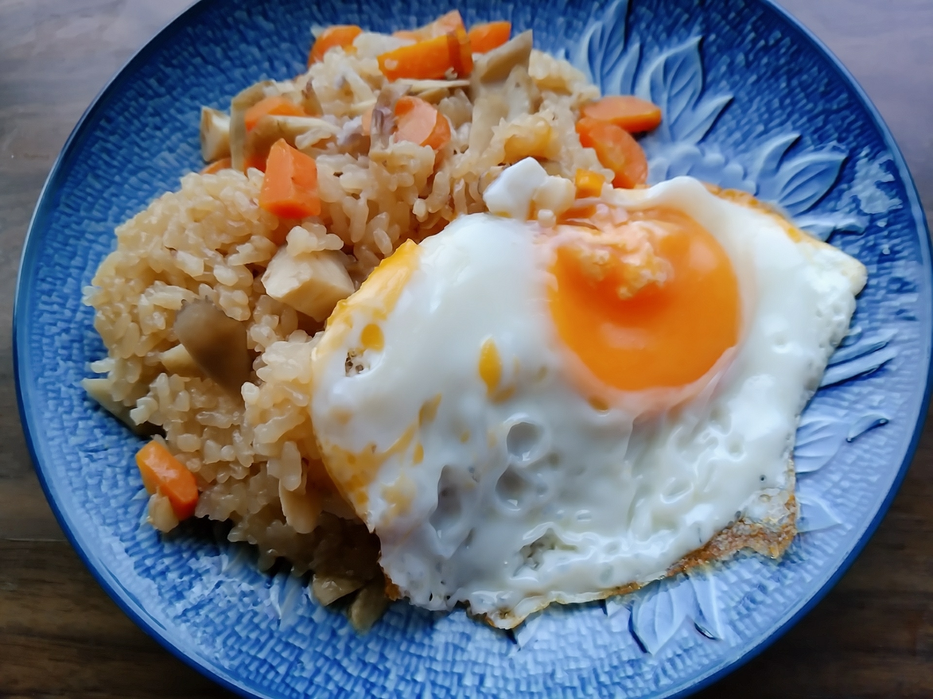 人参とマイタケのチャーハン目玉焼きのせ