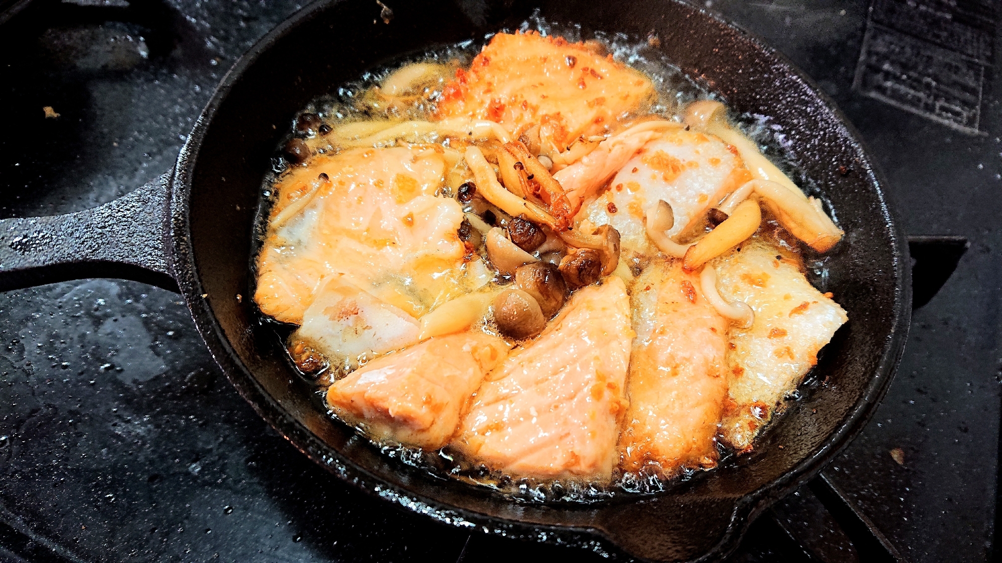 スキレットde!香ばし~鮭あらアヒージョ