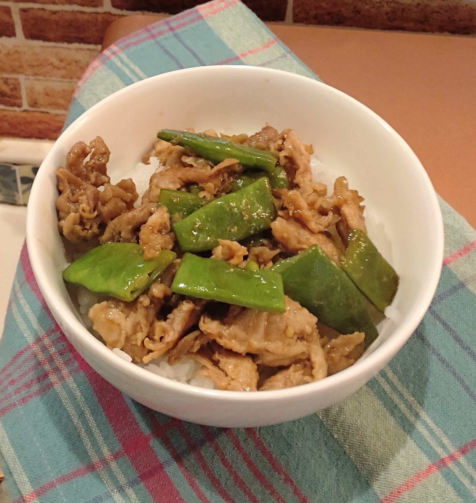 モロッコいんげんと豚肉のにんにくしょうゆ丼