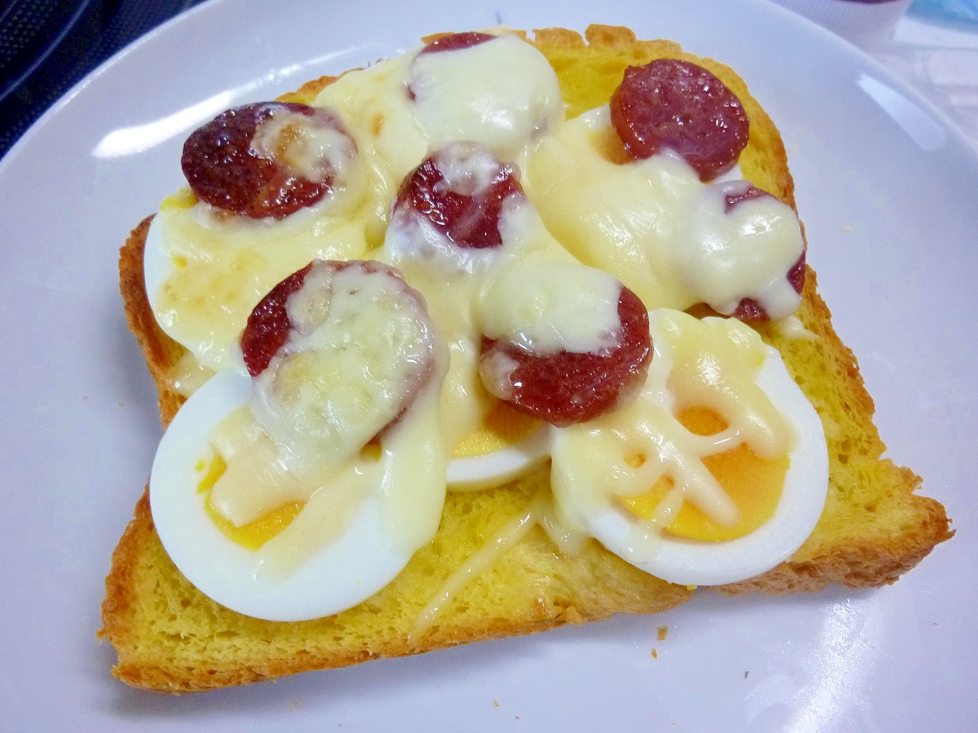 ☆茹で卵とサラミのチーズマヨトースト☆
