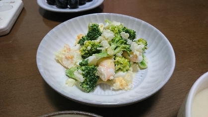 余っていた茹で卵も加えて作りました(^-^)
このレシピだと、普段は少量しか食べないブロッコリーも美味しくいただけました♪
次回は卵なしで作ってみます！