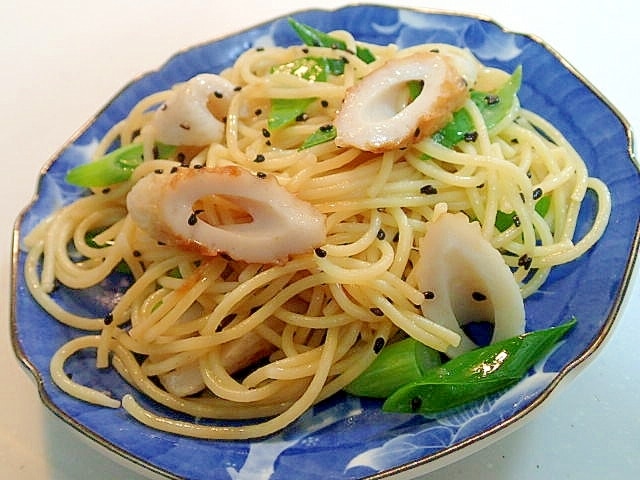 ほんだしで 竹輪と葱と黒胡麻の和風パスタ レシピ・作り方 by ぷ〜みぃ