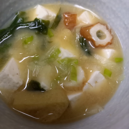 豆腐、わかめ、油揚げ、ちくわの味噌汁