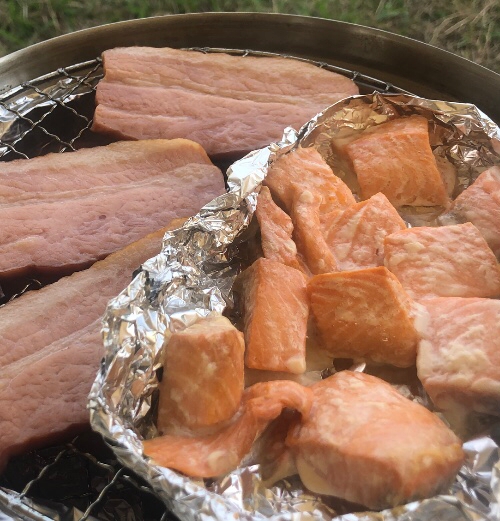 キャンプ飯♪漬け込み味噌バターサーモンの燻製